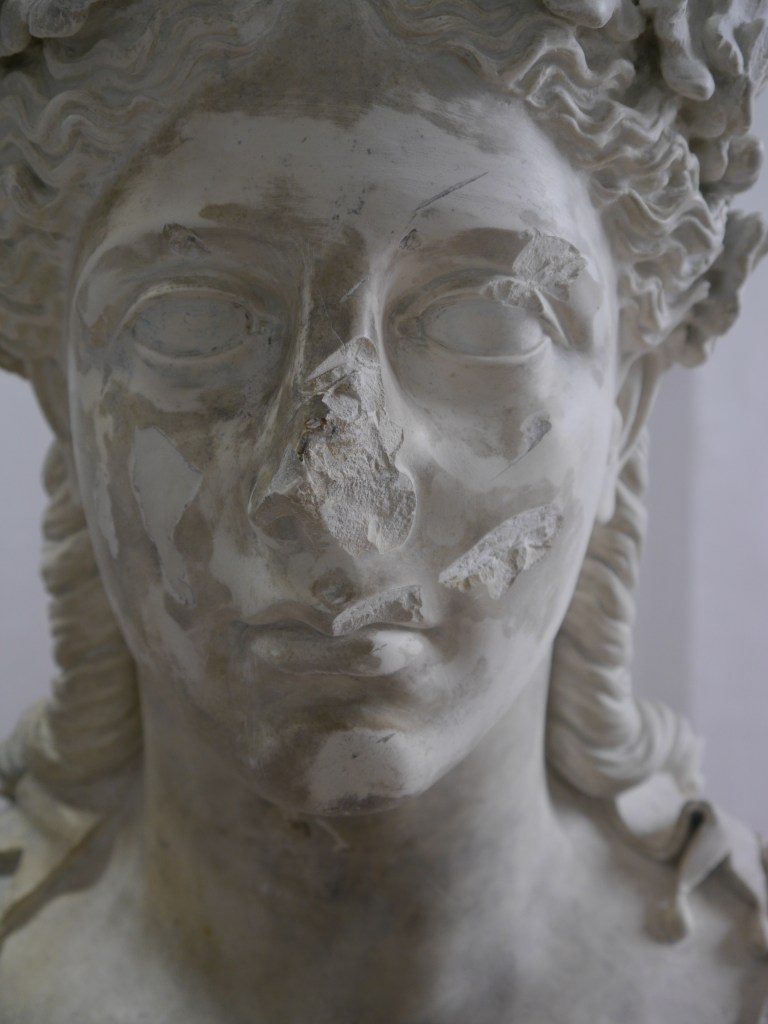 L'oeuvre après retrait du badigeon et des restaurations anciennes. Le visage a subi de nombreuses casses