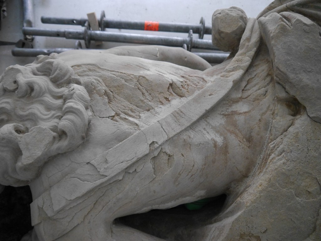 Détail du délitage du grès avant restauration